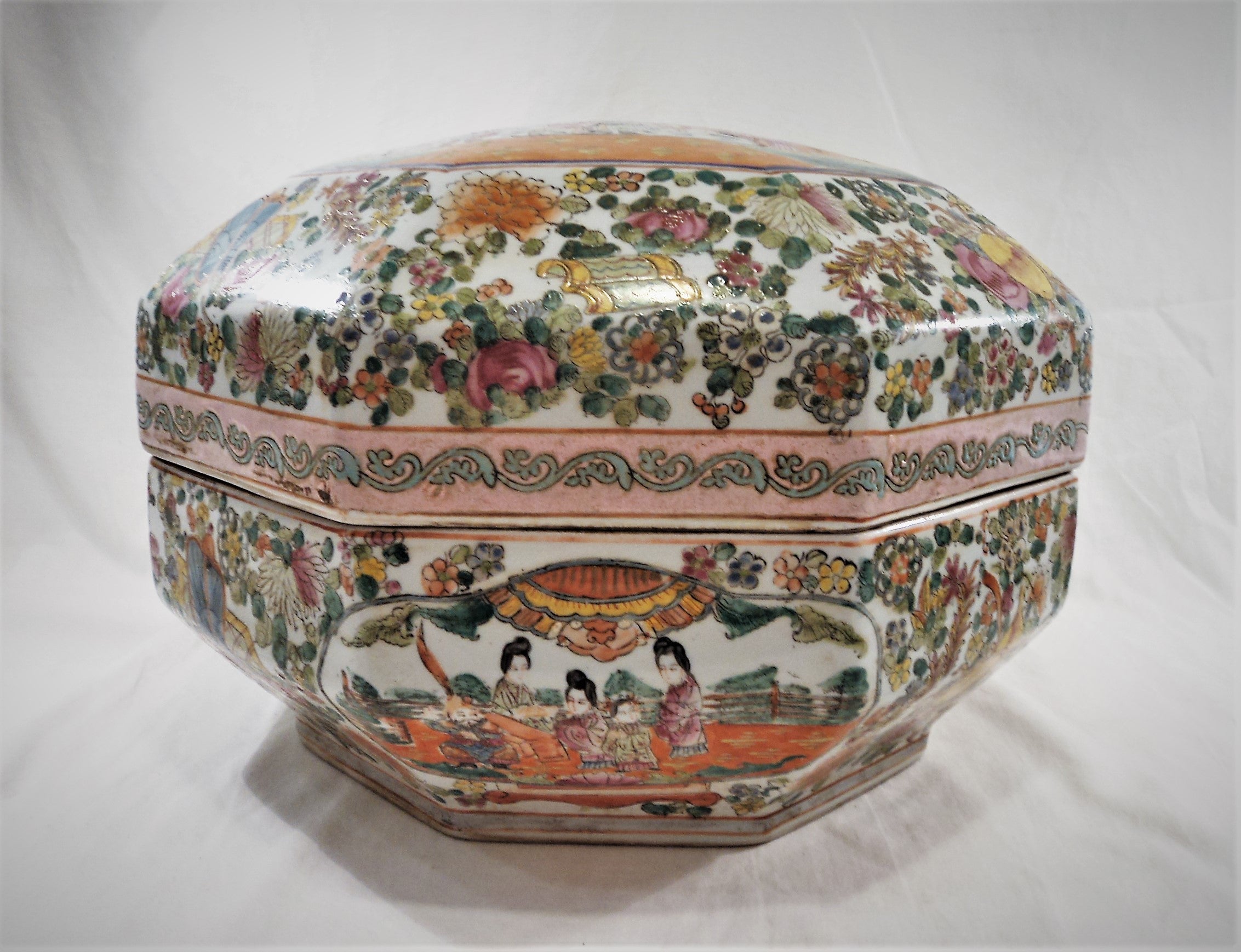 Qianlong Rose Medallion Export Porcelain Octagonal Box