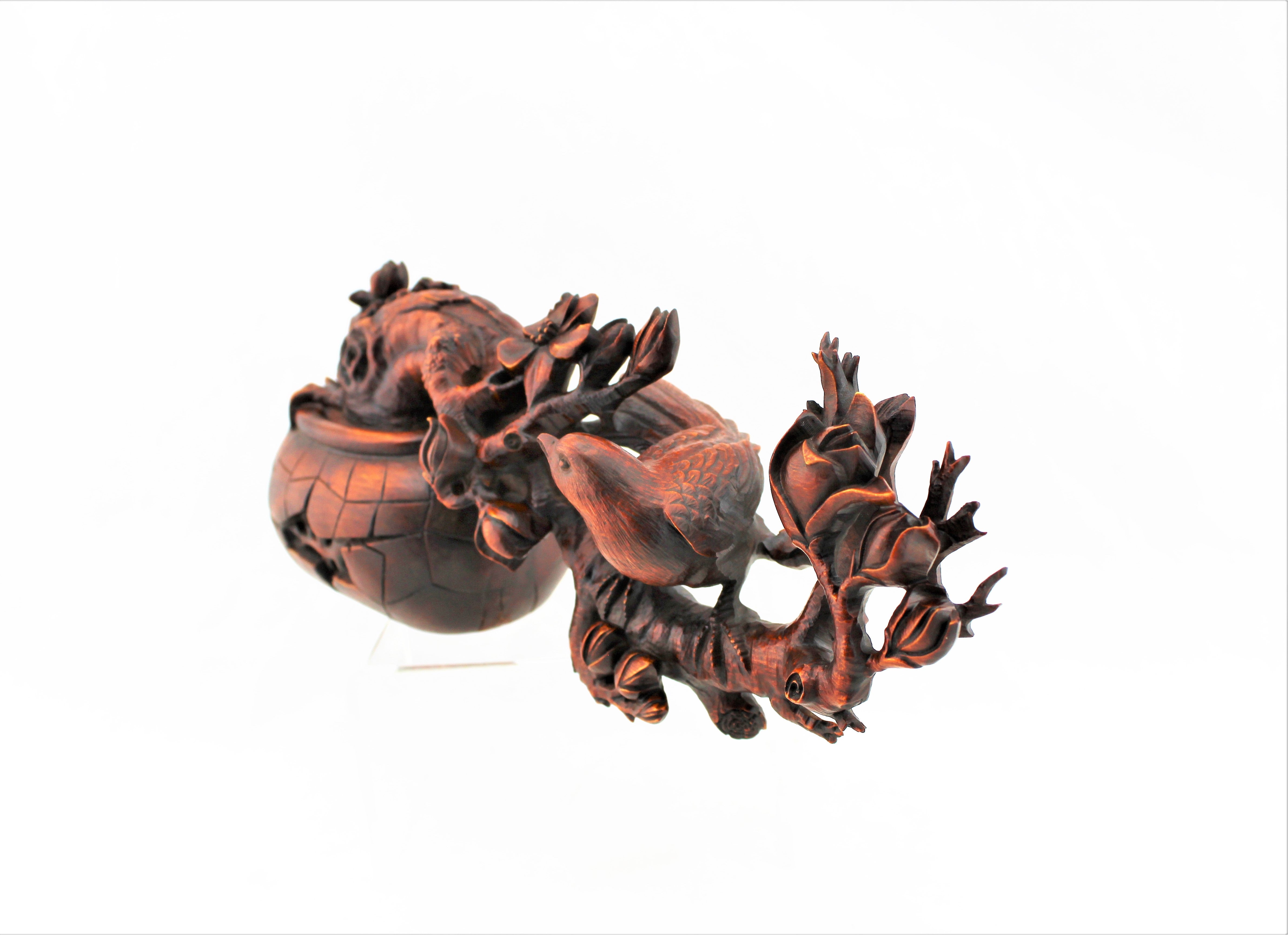 Boxwood Magpie and Flower Sculpture
