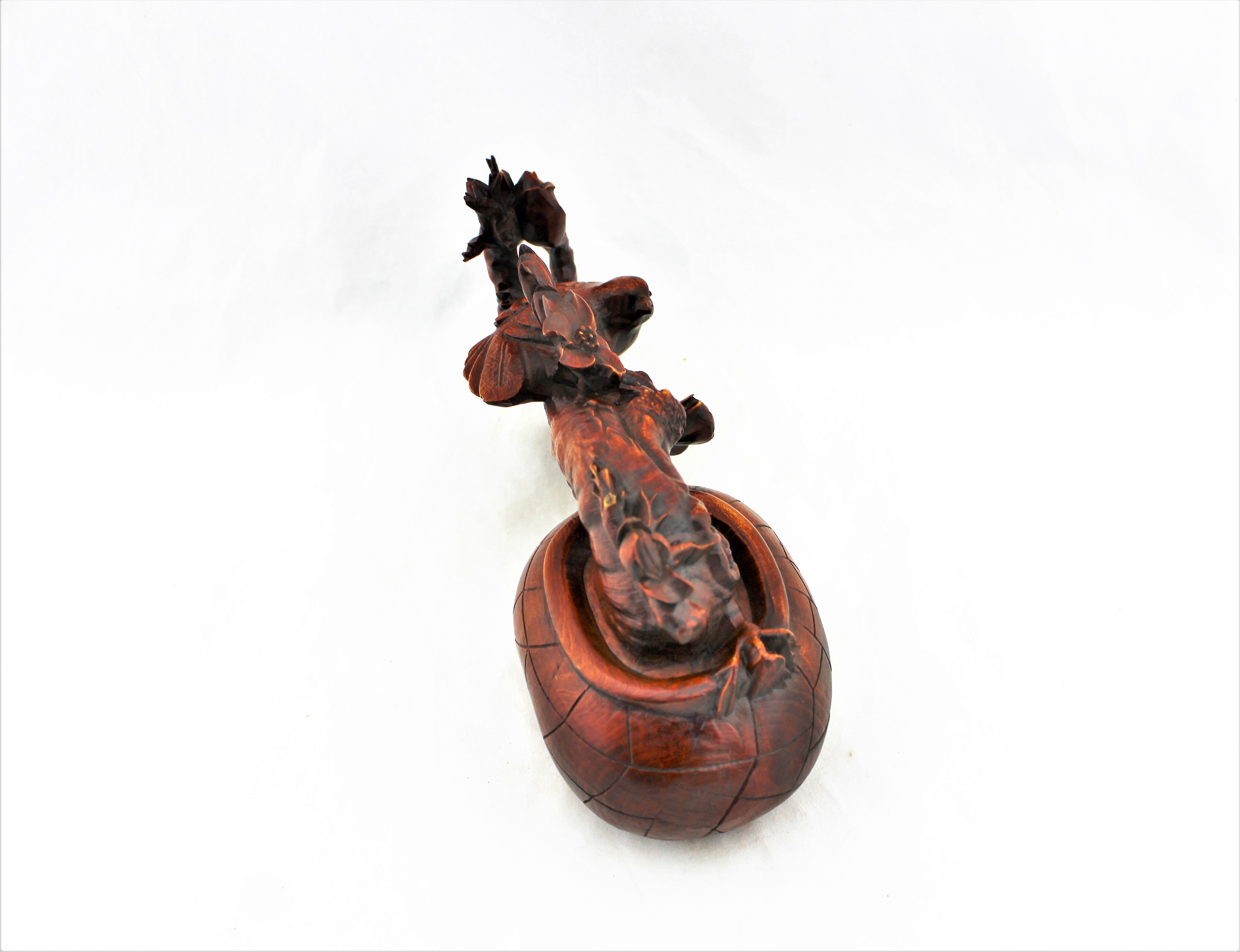 Boxwood Magpie and Flower Sculpture