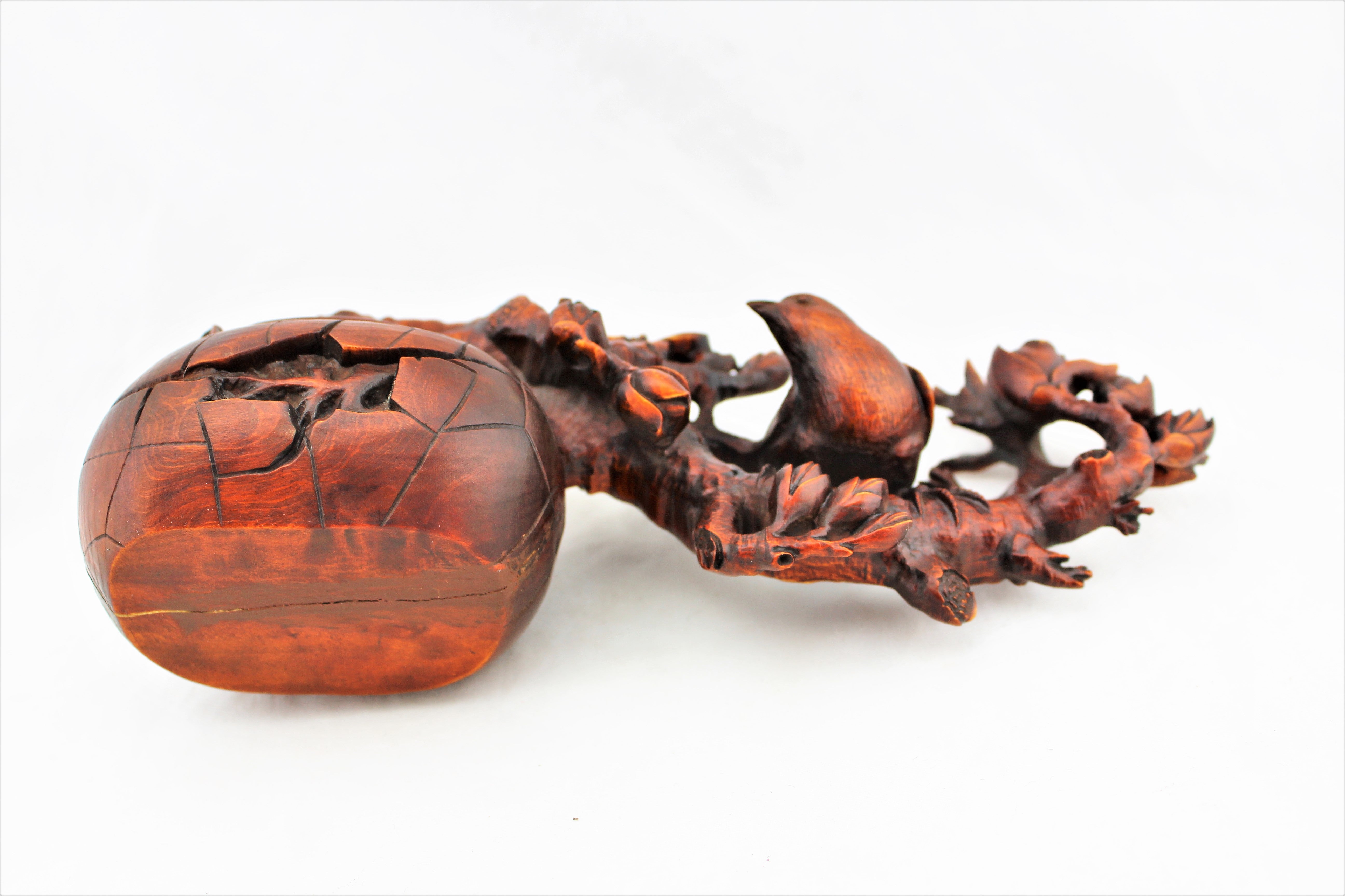 Boxwood Magpie and Flower Sculpture