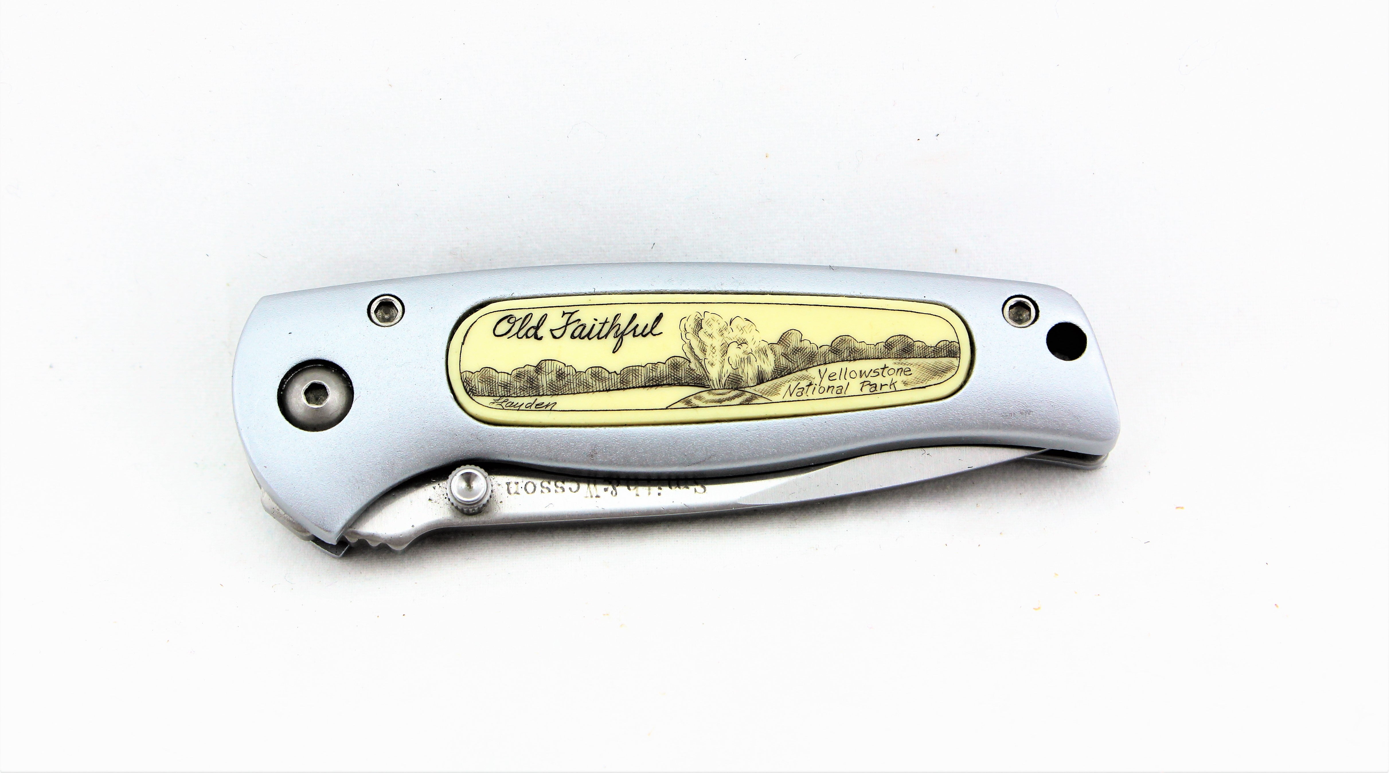 Smith & Wesson Scrimshaw Pocket Knife